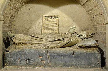 Le tombeau de saint Bertrand, évêque du Mans, dans la crypte de l'église Notre-Dame de la Couture, au Mans. (définition réelle 4 535 × 3 004)