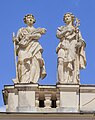 Les statues de l'agriculture et du commerce, réalisées par Philipp Perron, sur le pignon (architecture) de la façade sud du chateau. Septembre 2023.