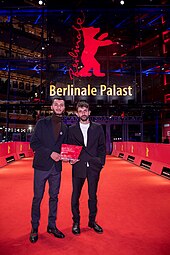 バセル・アドラ(左)とユヴァル・アブラハム(右)、ベルリン国際映画祭ドキュメンタリー映画賞にて