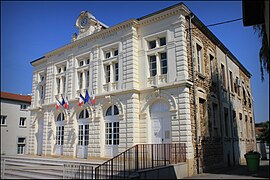 Vue sur la mairie.