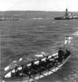 Němečtí námořníci během blokády Kréty v roce 1898. V zátoce Suda v pozadí bitevní loď SMS Oldenburg