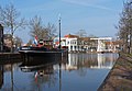 Meppel, el barco: de Vereeniging III cerca de Oosteinde y dos puentes colgantes
