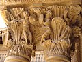 Duel à la massue, bas-relief sur chapiteau du cloître de la cathédrale.