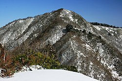 南側の前衛峰から望む小津権現山（2010年3月22日）