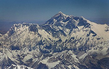English: An aerial view of Mount Everest.