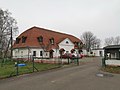 Wohnstallhaus (heute Hotel) eines ehemaligen Dreiseithofes (Vorwerk Nassau), früher im Teich gelegen, sogenannte Milchinsel