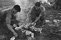 Soldats de l'armée néerlandaise de libération réchauffant leur gamelle en 1943 en manœuvres en Grande-Bretagne.