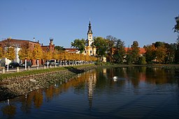 Klosterdammen vid Kloster Neuzelle, med klosterkyrkan och klosterbryggeriet i bakgrunden.