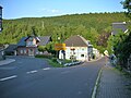 Die gleiche Hauptstraße 2009, jetzt Karl-Marx-Straße, sie gabelt sich hier in Richtung Sonneberg (Rögitzstraße) und Richtung Hasenthal