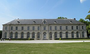 Corps de logis avec avant-corps central et deux ailes symétriques