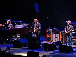 Фиш выступает вживую на American Airlines Arena в Майами в 2009 году. Слева направо: Пейдж МакКоннелл, Трей Анастасио и Майк Гордон.