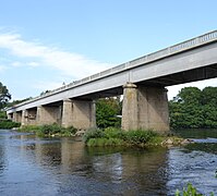 Le pont routier de Diou franchit la Loire