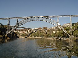 Pohled na most z řeky Douro