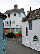 La maison sur la droite abrite le magasin du village, où numéro 6 souhaite acheter un plan des lieux.
