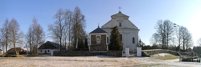 Pumpėnų bažnyčios panorama iš priekio