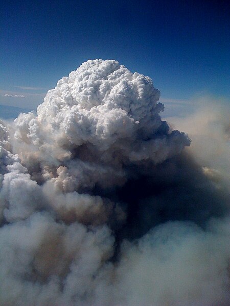 Файл:Pyrocumulus Cloud Station Fire 08312009 Aerial View.jpg