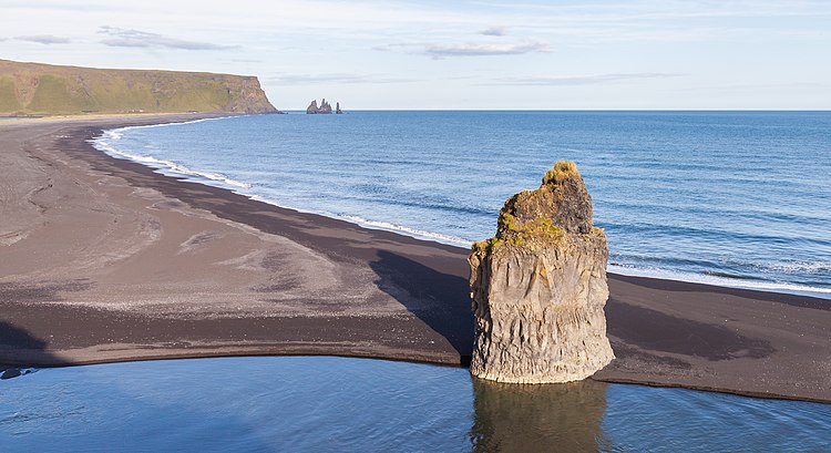 Базальтовый кекур на чёрном песчаном пляже в окрестностях деревни Вик (Исландия)