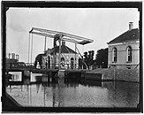 De ophaalbrug door Jacob Olie vastgelegd in 1894 met rechtshuis en tolhuis