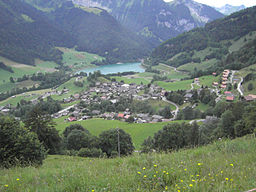 Byn Rossinière, i bakgrunden: Lac du Vernex