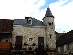 Maison à tourelle dans le village de Sainte-Orse.