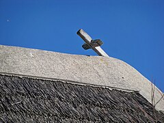 Croix coiffant le bout saillant du chevron central de l'abside.