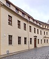 Wohnhaus in geschlossener Bebauung, mit zwei Hintergebäuden