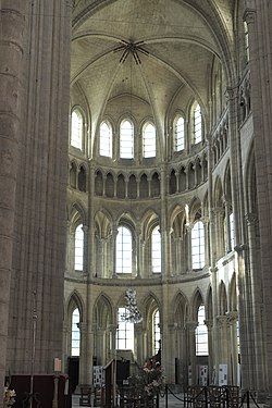 Le croisillon sud du transept, à quatre niveau avec ses tribunes.