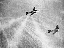 Een Britse Spitfire valt een Duitse Heinkel He 111 aan. Als de Britse piloot de neus naar beneden drukte om zijn boordwapens in positie te brengen kon de motor afslaan. (gefotografeerd vanaf de aanvallende Spitfire, de witte strepen worden veroorzaakt door lichtspoormunitie).