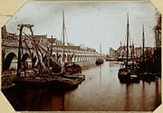 Railroad Viaduct, along Bickers Island. On the left the roofs of the Haarlemmer Houttuinen.