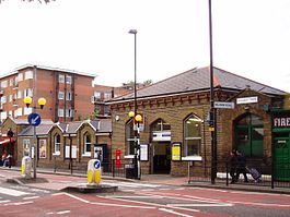 Stamford Hill railway station building in 2008.jpg