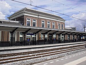 Station Apeldoorn perronzijde 2010.JPG
