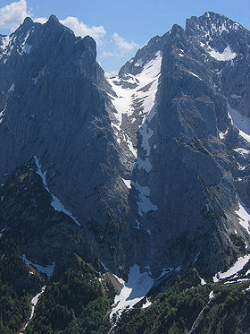 Le Steinerne Rinne (littéralement « conduit en pierre ») avec le Predigtstuhl (à gauche) et le Fleischbank (à droite) vus du nord.