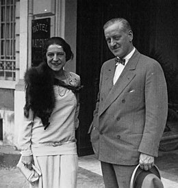 Suzanne Lenglen, Charles C. Pyle, 1926.jpg
