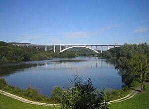 Blick vom Staudamm 2009, im Hintergrund die Talbrücke Froschgrundsee