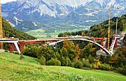 Oktober 2015: Der Fahrbahn­bau wird von der Bogenmitte aus vorangetrieben.