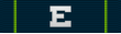 Темно-синяя военная лента с двумя зелеными линиями, по одной на каждом конце ленты с большой серебряной буквой E в центре ленты.