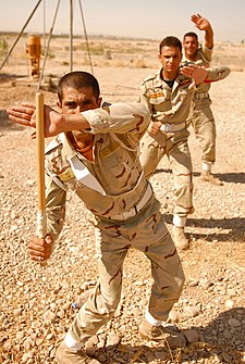 Vojenský policista s cvičí s použitím obušku během výcviku v pořádkovém řízení na vojenské základně K-1, Kirkuk, Irák, 10. září 2009