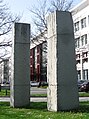 Finnischer Granit gespalten (1992/93). Goethe-Institut, Munich