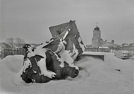 Сброшенный памятник в 1942 году