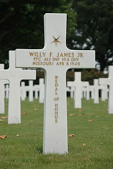 Tombe du soldat Willy James Jr. au cimetière américain de Margraten. Mort en 1945 pour la libération des Pays-Bas, il fut décoré en 1997 à titre posthume de la Medal of Honor par le président Clinton. (définition réelle 2 000 × 3 008)