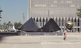World Trade Center, New York. Exterior. Single tower with Cloud Fortress and Sphere at Plaza Fountain sculptures - LCCN2021636622 (cropped).jpg