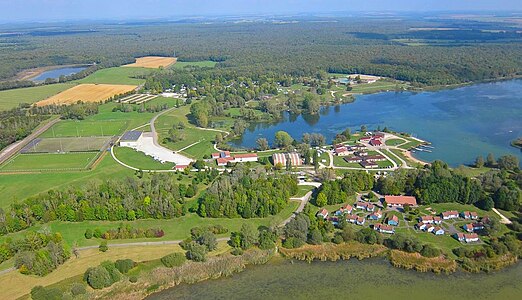 Madine 2 au fond : camping et centre équestre - Madine 3 au premier plan : stades, gymnases, école de voile, village de vacances, etc.