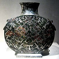 bronzová nádoba vykládaná stříbrem, 3. stol. př. n. l.