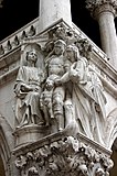 Суд Соломона. Скульптурная группа северо-западного угла Дворца дожей. 1410—1415