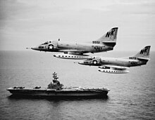 1964年8月12日，“穿透之箭”行动一周后，VFA-146战斗机中队的A-4C攻击机飞越南中国海上的星座号航空母舰。