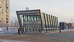 De zuidelijke toegang met de lift op de achtergrond