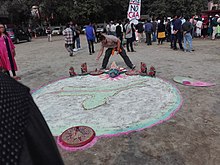 एक रंगोली जिसे असम के गुवाहाटी में नागरिकता संशोधन अधिनियम २०१९ के विरोध प्रदर्शन के एक हिस्से के रूप में बनाया गया है।