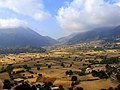 Plateau d'Askýfou. En arrière-plan, le début des gorges qui mènent vers Sfakiá.