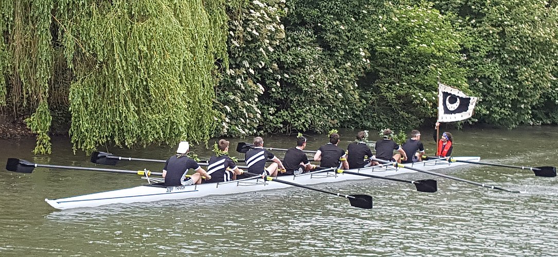 The Trinity Hall first men's crew obtains blades in the 2018 May Bumps.