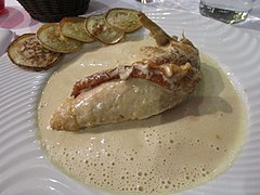 Poulet de Bresse à la crème et crêpe vonnassienne, selon la Mère Blanc.